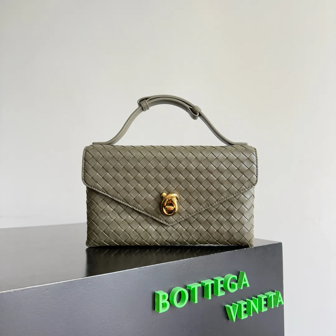 Batch 1660 BOTTEGA VENETA 2025 new product KNOT LOCK crossbody bag subverts the rigid lines of traditional tote bags, using drapey leather to create a three-dimensional silhouette that breathes. It has compartments and multiple card slots inside, making it a versatile commuter bag that can be used in various occasions. The details are full of exquisiteness, the casual retro color tone, and the upper body are full of elegance. Whether you are commuting or going out on the street, you can easily hold it. The two carrying methods of hand-carrying and long shoulder strap are very practical! At the same time, the shoulder strap is detachable, suitable for various dressing styles~ Whether it is a dinner party or daily commuting, it can be easily controlled and becomes your versatile tool❤️ Style number: 817191 Size: 25*16*5.5cm